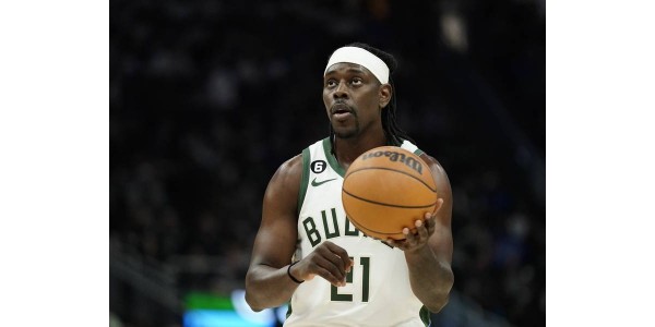 Jrue Holiday, Spieler der Milwaukee Bucks, erhält den Muhammad Ali Sports Humanitarian Award